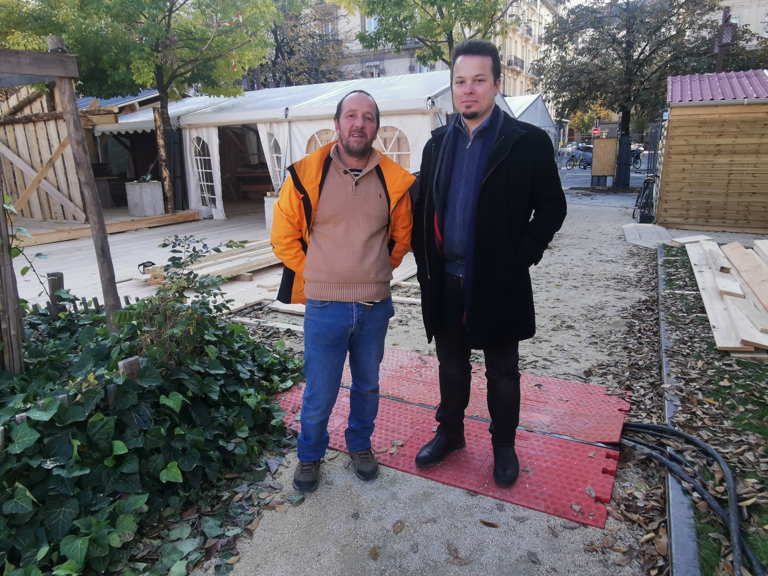 Grégoire Martini et Alan Confesson lors de la visite du marché de Noël de Grenoble. © Joël Kermabon - Place Gre'net