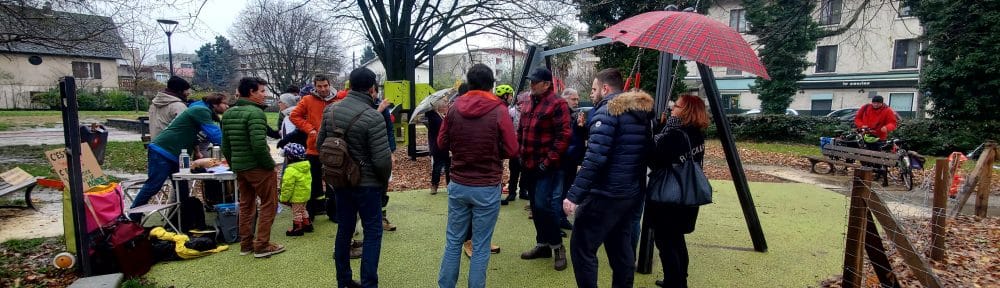Associations pour le développement des mobilités douces, habitants et commerçants de l'avenue Jeanne-d'Arc se sont rencontrés ce 14 décembre 2024 pour discuter du projet d'aménagement de la rue. © Morgane Poulet Place Gre'net