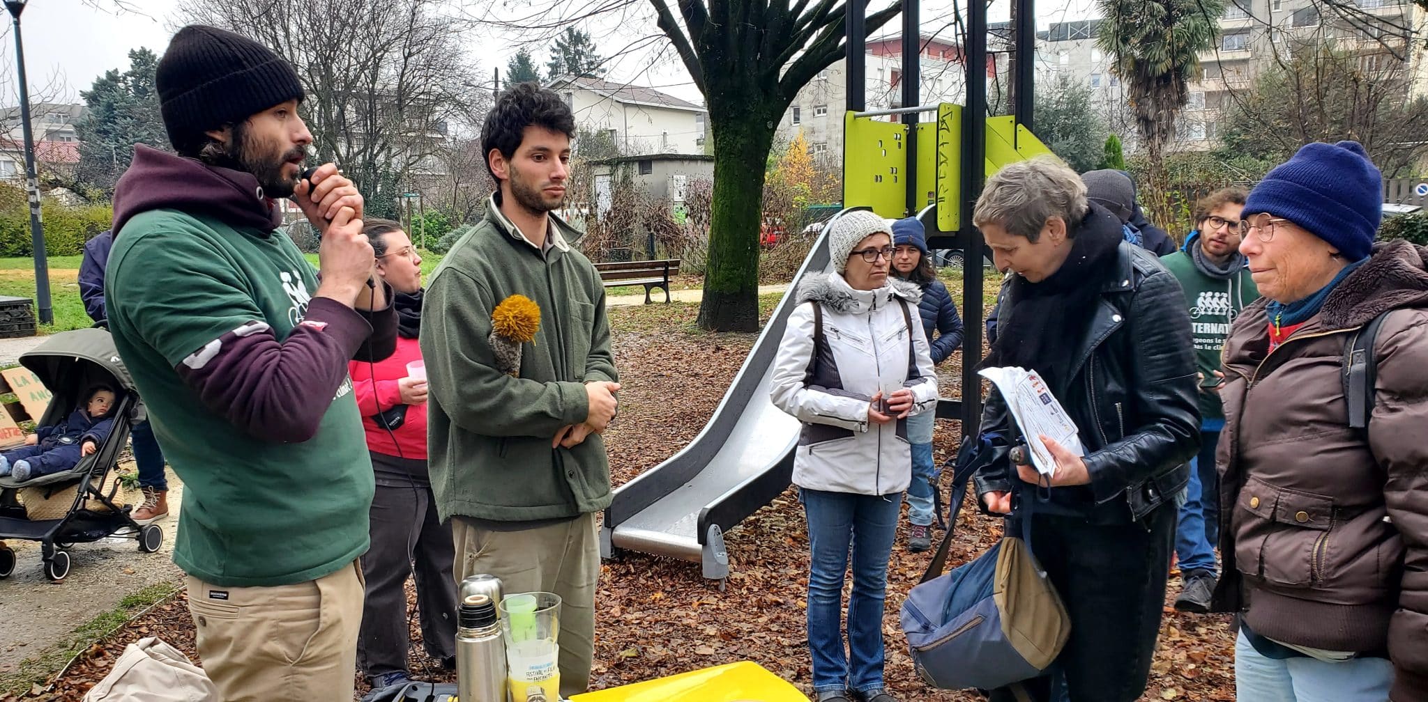 Associations pour le développement des mobilités douces, habitants et commerçants de l'avenue Jeanne-d'Arc se sont rencontrés ce 14 décembre 2024 pour discuter du projet d'aménagement de la rue. © Morgane Poulet Place Gre'net
