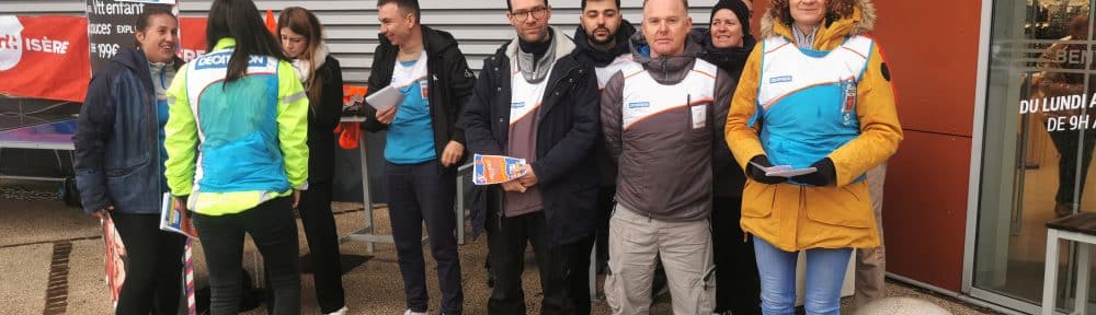 Une quinzaine de salariés de l'enseigne Décathlon d'Échirolles ont tenu un piquet de grève pour dénoncer leurs conditions de travail, samedi 7 décembre 2024. © Joël Kermabon - Place Gre'net