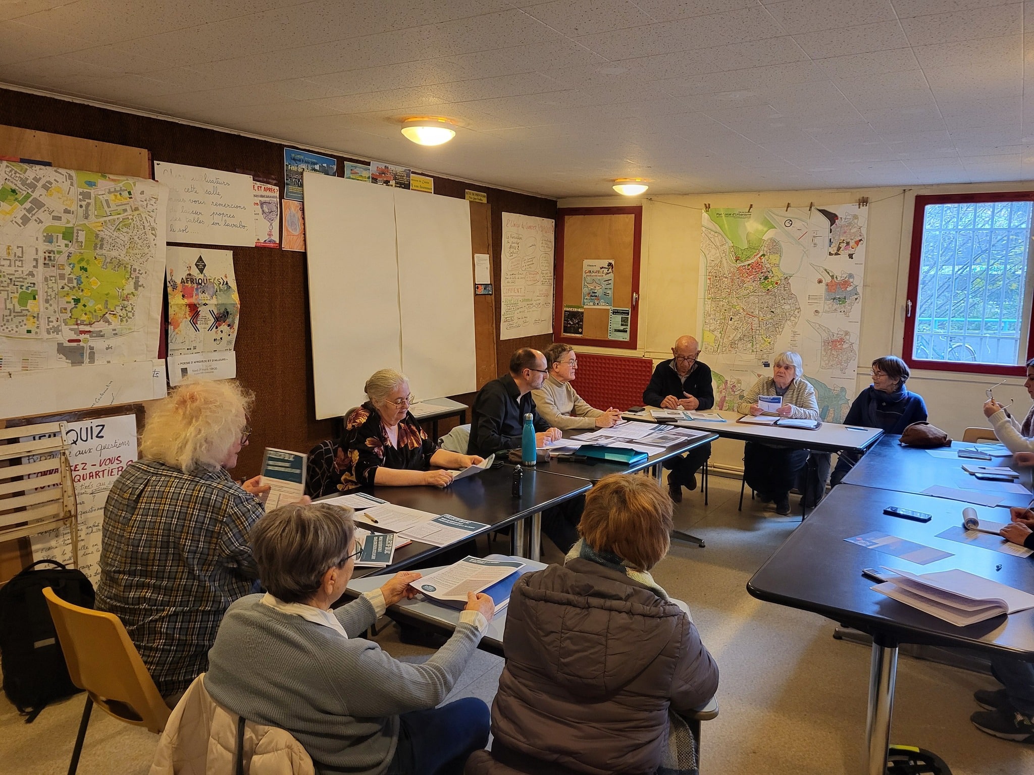 Le collectif du lac présente son projet alternatif au lac baignable, au local de l'union de quartier Baladins-Géants, lundi 9 décembre 2024 © Séverine Cattiaux - Place Gre'net