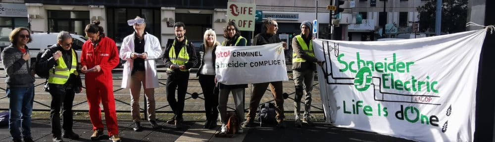 Action de militants d'Alternatiba-Cop21 devant Grenoble école de management. © Joël Kermabon - Place Gre'net