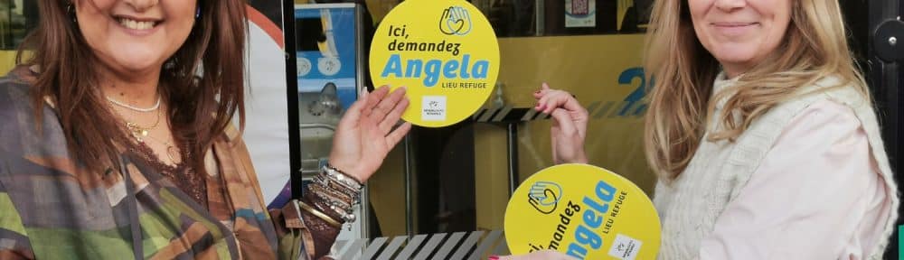 Laëtitia Rabih, vice-présidnt du Smmag et Corine Lemariey, conseillère déléguée à l'égalité hommes-femmes lors de la pose de l'autocollant "Ici demandez Angela" sur la vitrine de l'Agence de mobilité M’Tag . © Joël Kermabon - Place Gre'net