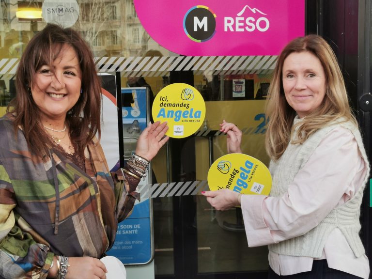 Laëtitia Rabih, vice-présidnt du Smmag et Corine Lemariey, conseillère déléguée à l'égalité hommes-femmes lors de la pose de l'autocollant "Ici demandez Angela" sur la vitrine de l'Agence de mobilité M’Tag . © Joël Kermabon - Place Gre'net