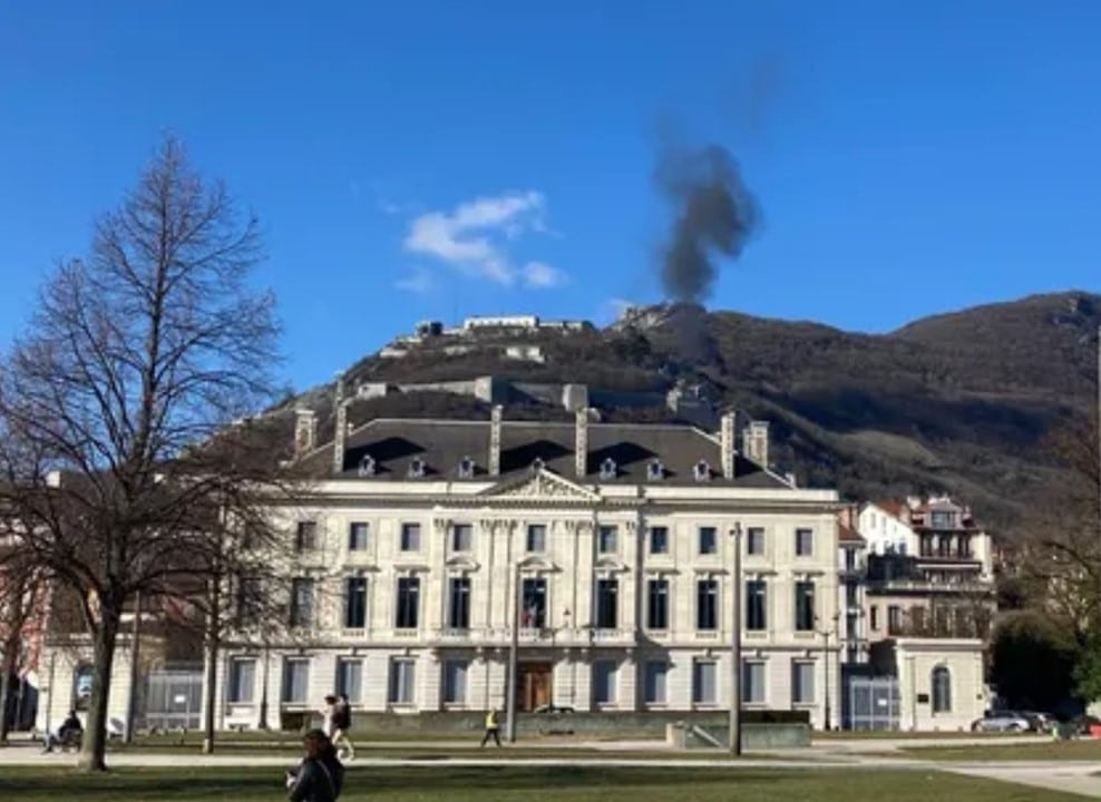 Tribune : Grenoble à cœur fustige les restrictions liées à la ZFE. Le nuage de fumées très toxiques que produit l'incendie d'une seule voiture.© FR3