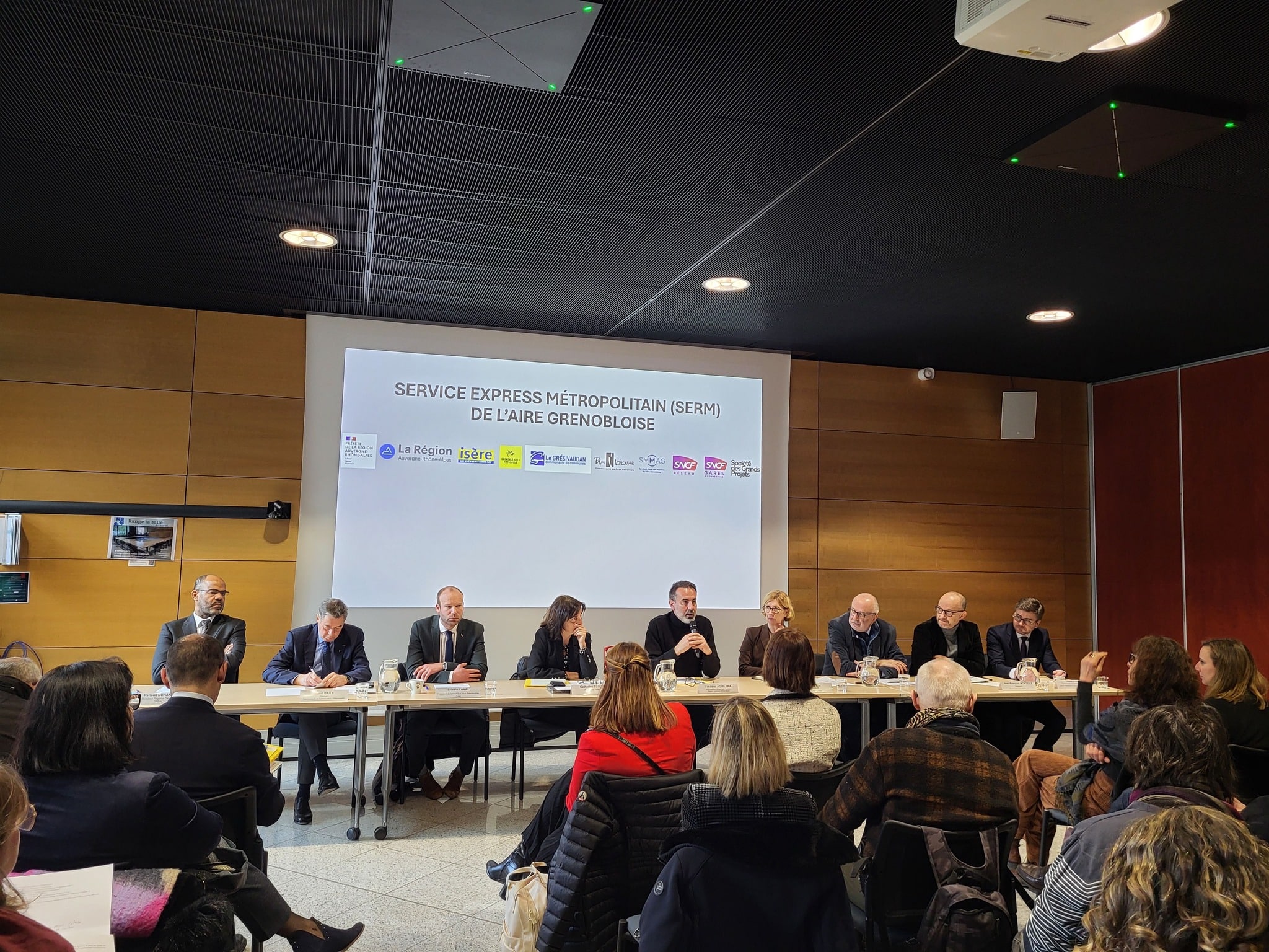 Lancement de l'étude de préfiguration du Serm (Service express régional métropolitain) de l'aire grenobloise, projet consistant à mettre en place un véritable RER et des services de transports associés. Au micro Frédéric Aguilera, vice-président en charge des transports de la Région Auvergne-Rhône-Alpes, lundi 20 janvier 2025. © Séverine Cattiaux - Place Gre'net