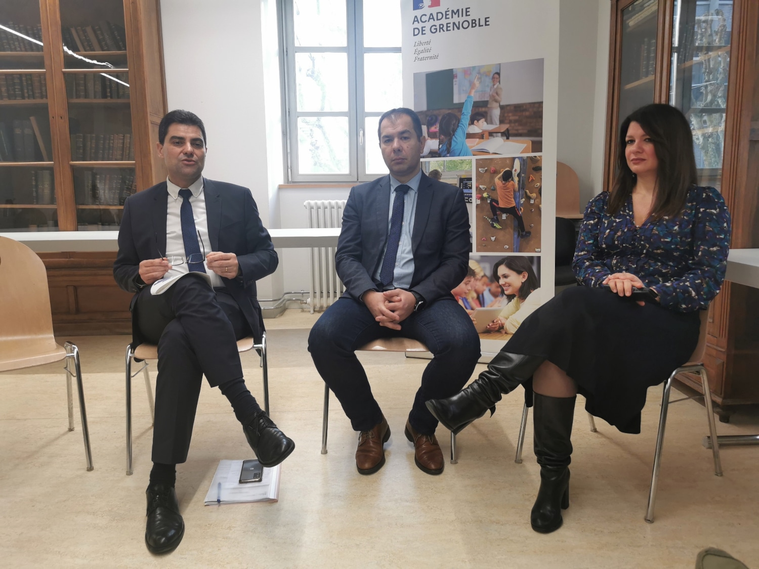 Patrice Gros (à gauche), directeur académique des services de l’Éducation nationale de l’Isère a présenté la carte scolaire pour la rentrée 2025 en Isère. © Joël Kermabon - Place Gre'net