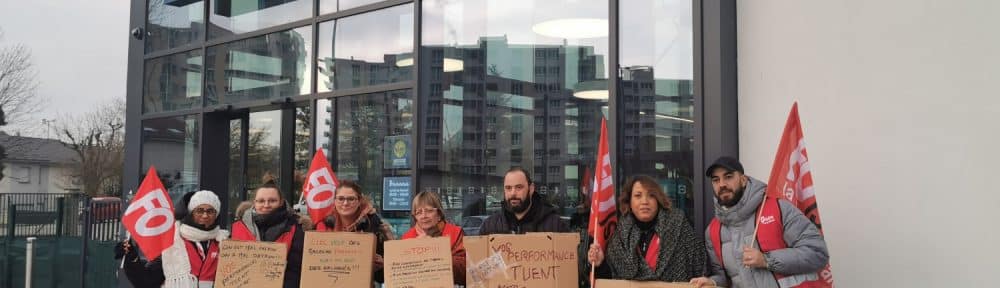 Des représentants du syndicat Force ouvrière étaient présents devant l'entrée de l'enseigne Lidl située à Seyssinet-Pariset. © Joël Kermabon - Place Gre'net