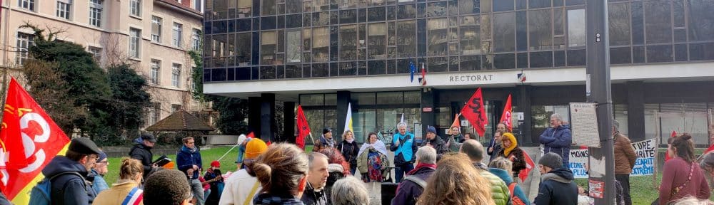 Les acteurs de la culture et de l'enseignement devant le rectorat de Grenoble pour dénoncer le gel de la part collective du Pass culture