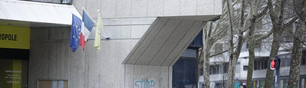 Tag Stop Micro sur mur de l'ex-CCI, désormais bâtiment métropole, lors de la manifestation contre la microélectronique qui détruit les terres agricoles, 30 mars 2025. © Collectif Stop Micro