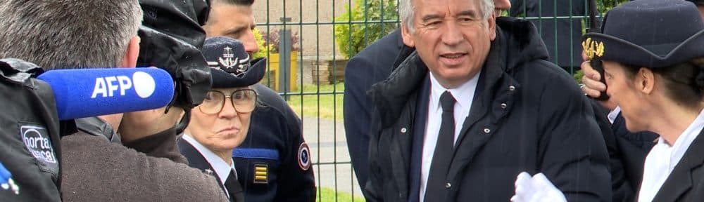 Dans le contexte des attaques contre des personnels pénitentiaires, François Bayrou est allé à leur rencontre à la prison de Saint-Quentin-Fallavier. © Joël Kermabon - Place Gre'net