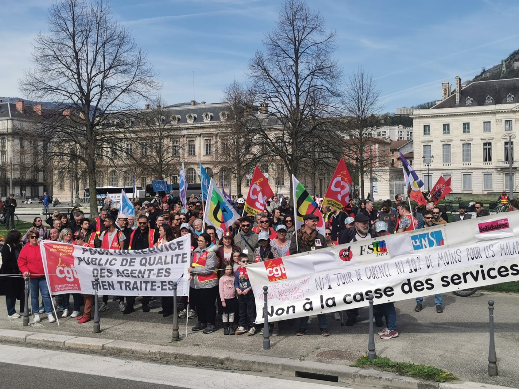 Rassemblement devant la préfecture de l'Isère dans le cadre d'une manifestation de la fonction publique en mars 2025. © Joël Kermabon - Place Gre'net