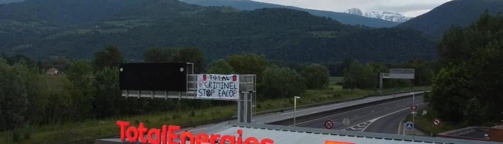 Les activistes d'Extinction Rebellion ont déployé une banderole près de la station Total de Meylan. © Extinction Rebellion Grenoble