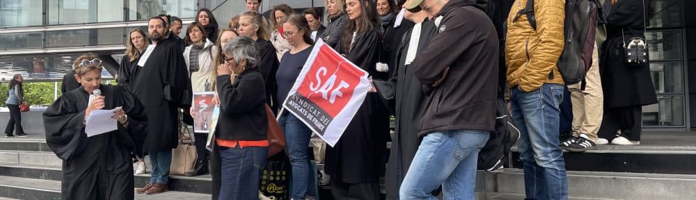 Avocats du barreau de Grenoble devant le palais de justice le 5 mai 2025, pour protester contre la réforme de la loi de la justice des mineurs. Crédit : Elise Bontemps - Placegrenet.fr