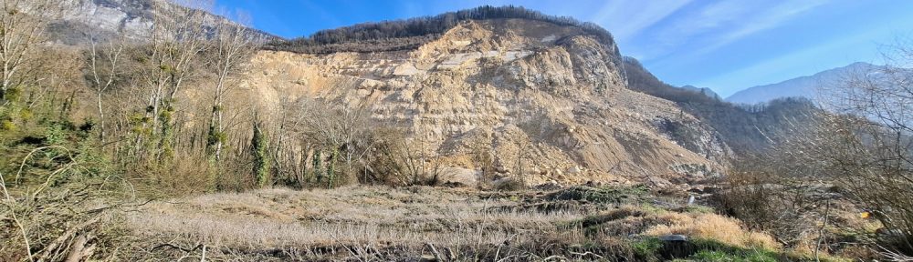 Sur le versant du coteau d’Artets, on distingue très clairement la portion de montagne qui s'est effondrée. DR