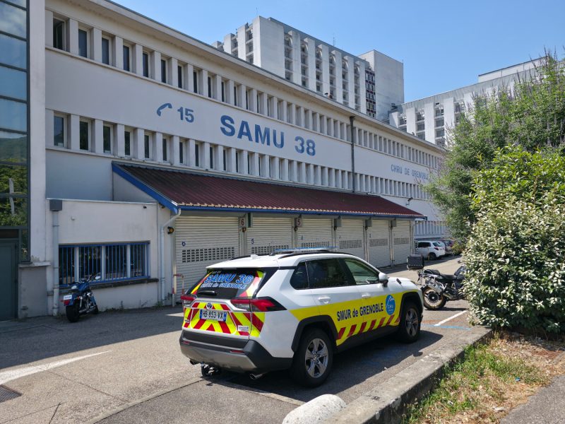 Un homme de 20 ans est dans un état critique après avoir été atteint par quatre balles dans la soirée du 9 février 2026 à Échirolles. Le bâtiment qui abrite le centre 15 du Samu de l'Isère au CHU Grenoble-Alpes. © Joël Kermabon - Place Gre'net