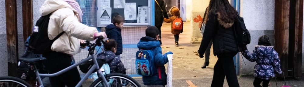 Parents amenant leurs enfants à l'école Nicolas Chorier le jour de la rentrée. © Agathe Brechemier - Place Gre'net