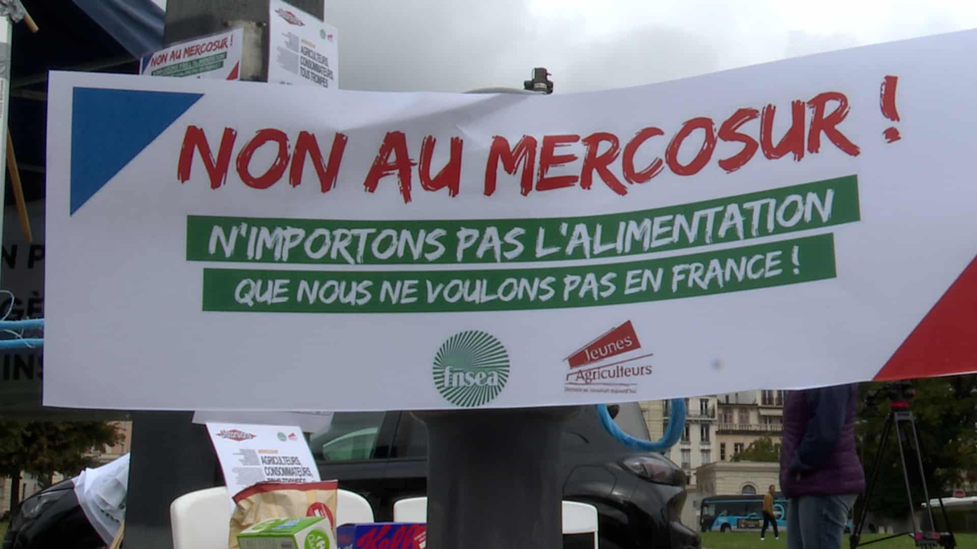 Les agriculteurs ont dénoncé l'accord de libre-échange Mercosur. © Joël Kermabon - Place Gre'net