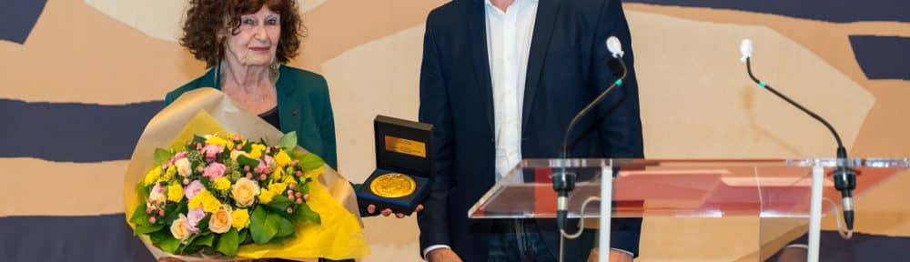 La fondatrice de SOS Inceste pour revivre Éva Thomas reçoit la médaille de la Ville de Grenoble