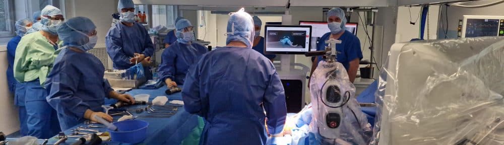 L’équipe de chirurgie orthopédique de l’hôpital Sud a réalisé pour la première fois une arthroplastie totale du genou assistée par le robot Velys, une technologie de dernière génération. © CHU Grenoble-Alpes