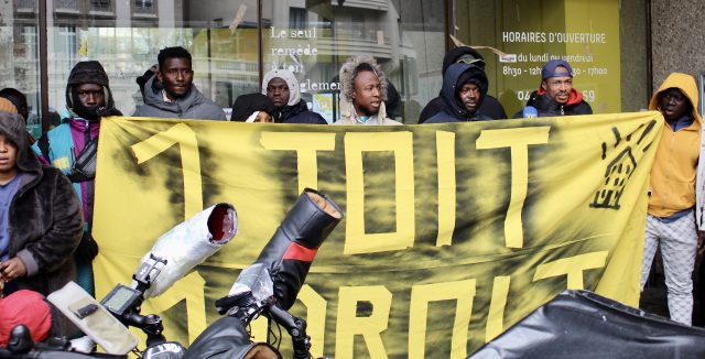 Près de 150 personnes occupent la métropole pour dénoncer dénoncer les expulsions sans relogement dans le quartier de la Villeneuve. © Maureen Dufournet - Place Gre’net