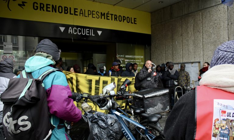 Près de 150 personnes occupent la métropole pour dénoncer dénoncer les expulsions sans relogement dans le quartier de la Villeneuve. © Maureen Dufournet - Place Gre’net