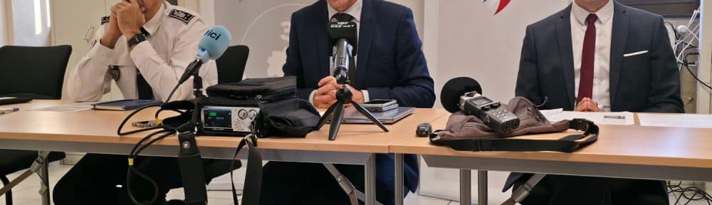 De gauche à droite : Jérôme Chappa, directeur interdépartemental de la police nationale, Étienne Manteaux, procureur de la République de Grenoble et Jordan Courby, commissaire de police. © Joël Kermabon - Place Gre'net