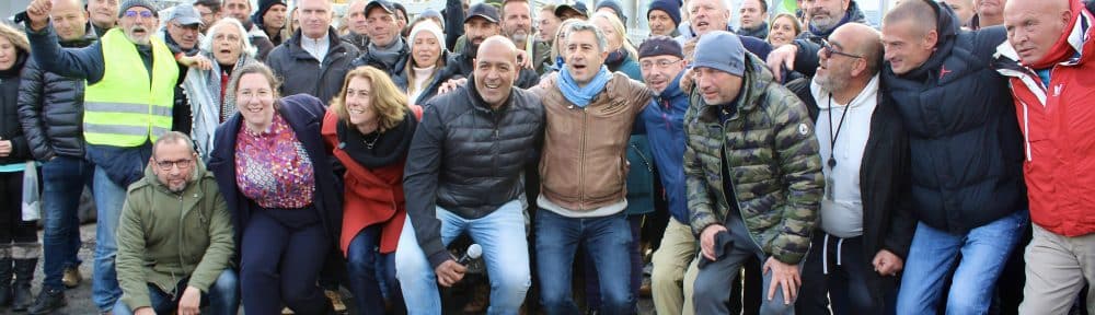 François et Laurence Ruffin sont venus soutenir le mouvement de grève des salariés de l'usine Teisseire à Crolles, jeudi 20 novembre 2025. © Maureen Dufournet - Place Gre’net