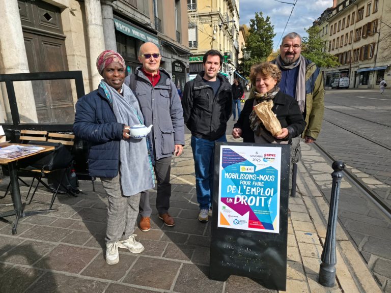 À doite, Caroline Heysch, présidente de l’association pour un Comptoir d’emploi grenoblois, et, à gauche, Bernard Vidal, membre de Territoires zéro chômeur de longue durée. © Joël Kermabon - Place Gre'net