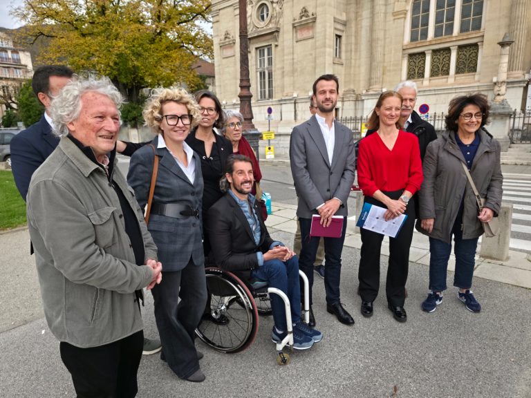 Pierre-Édouard Cardinal entouré de soutiens et de quelques premiers membres de sa liste « Grenobe, la belle ambition ». © Joël Kermabon - Place Gre'net