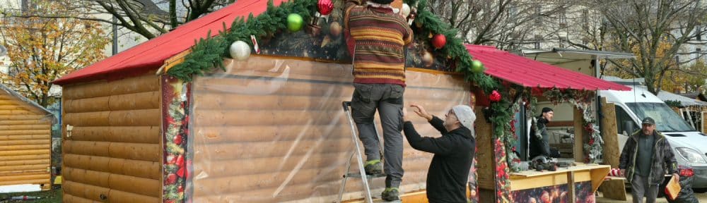 Marché de Noël 2025 : derniers préparatifs avant l'ouverture le 21 novembre. © Joël Kermabon - Place Gre'net