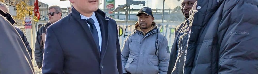 Sébastien Martin, ministre de l'Industrie, s'est rendu sur le piquet de grève des salariés de Teisseire pour leur faire part de son soutien. ©Oriane Raffin