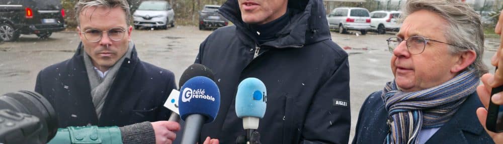 Le leader de Place Pubique, Raphaël Glucksmann était en visite sue le site de l'ex-Vencorex pour soutenir le projet de reprise Exalia. © Joël Kermabon - Place Gre'net
