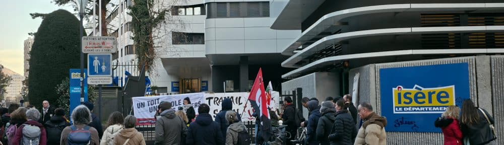 Rassemblement, le 17 décembre 2025 devant le conseil départemental pour dénoncer le sans-abrisme des enfants inscrits dans des collèges de l'agglomération grenobloise.. © Joël Kermabon - Place Gre'net