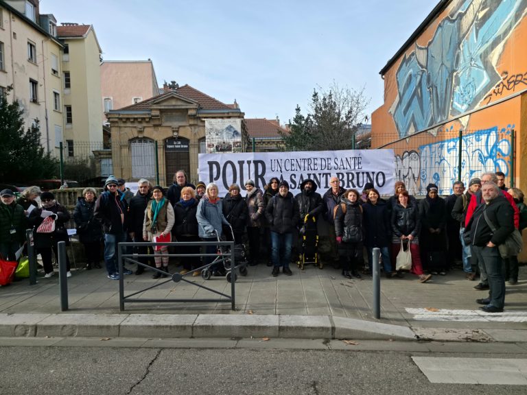 Une trentaine d'habitants et d'acteurs du quartier Saint-Bruno ont soutenu le projet de création d'un centre de santé au cœur de leur quartier. © Joël Kermabon - Place Gre'net
