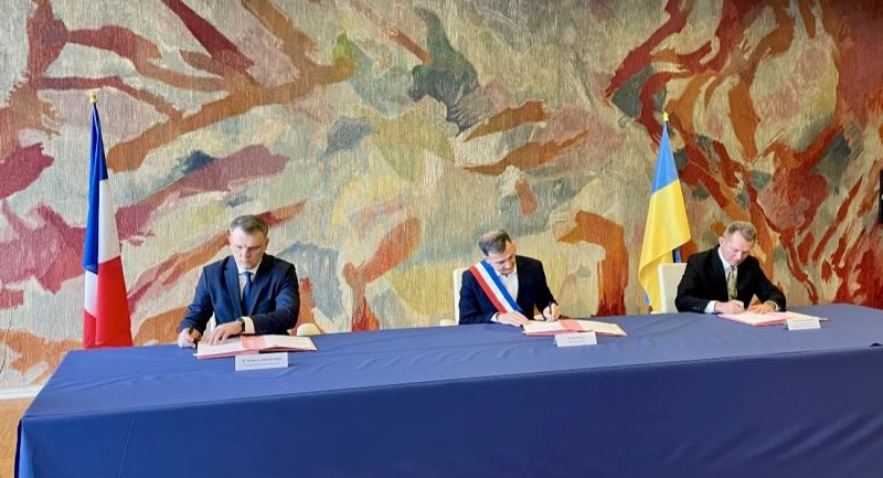 Signature de la déclaration de coopération entre les Ville de Grenoble et Tchernivtsi. © Compte Facebook de l'ambassade d'Ukraine.