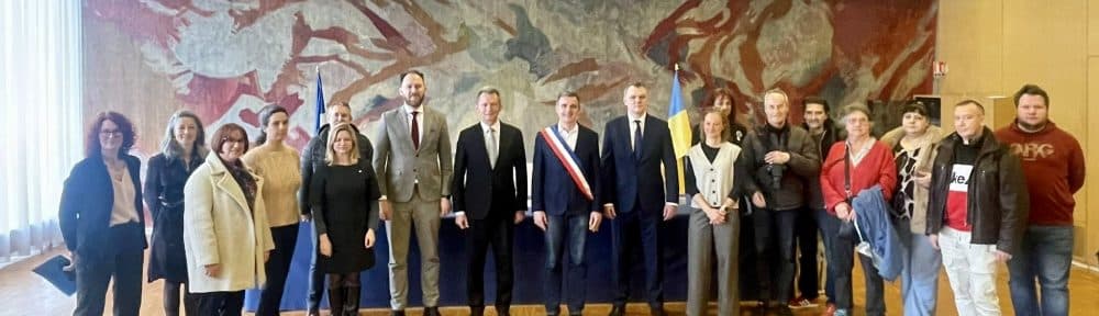 Signature de la déclaration de coopération entre les Ville de Grenoble et Tchernivtsi. © Compte Facebook de l'ambassade d'Ukraine.