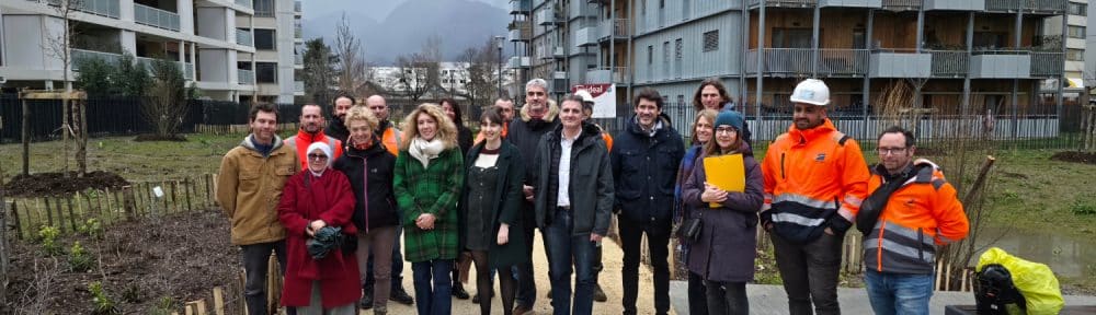 aménageurs et élus ont posé devant les nouveaux aménagement du quartier Flaubert. © Joël Kermabon - Place Gre'net