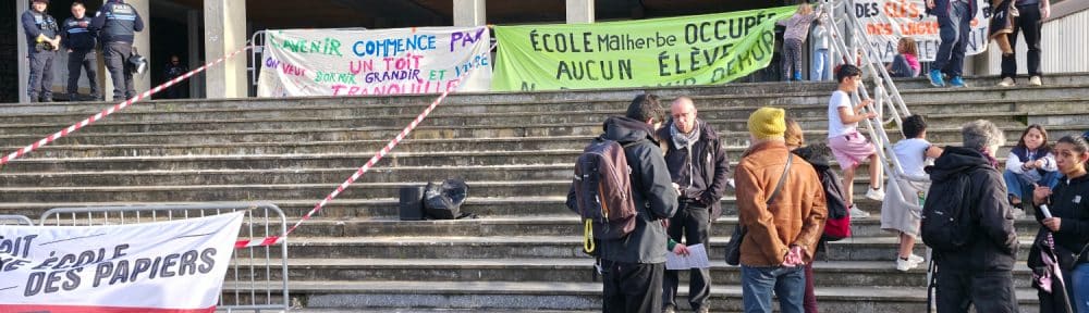 Le collectif des écoles occupées a investi le parvis de l'Hôtel de Ville pour dresser le bilan de la mandature Piolle sur l'hébergement des familles sans abri. © Joël Kermabon - Place Gre'net