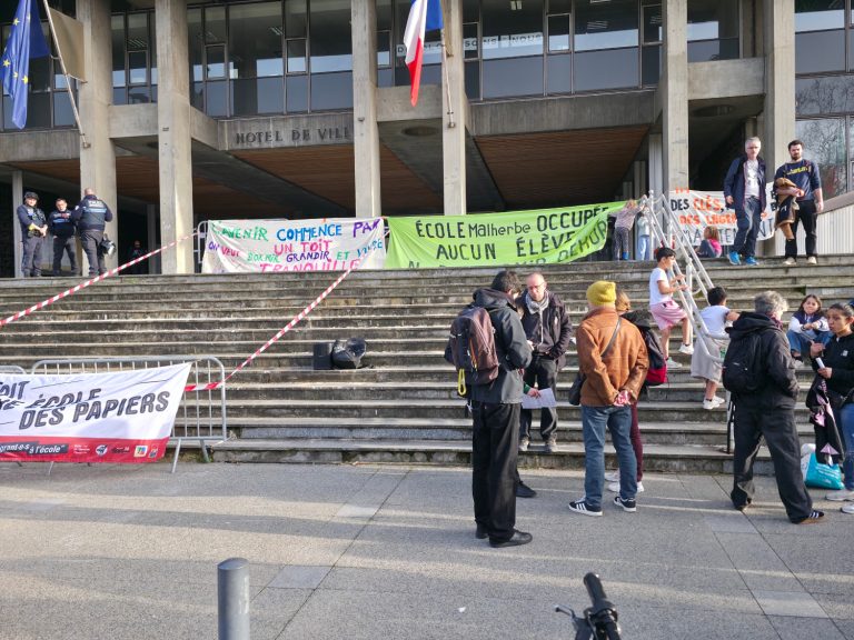 Le collectif des écoles occupées a investi le parvis de l'Hôtel de Ville pour dresser le bilan de la mandature Piolle sur l'hébergement des familles sans abri. © Joël Kermabon - Place Gre'net