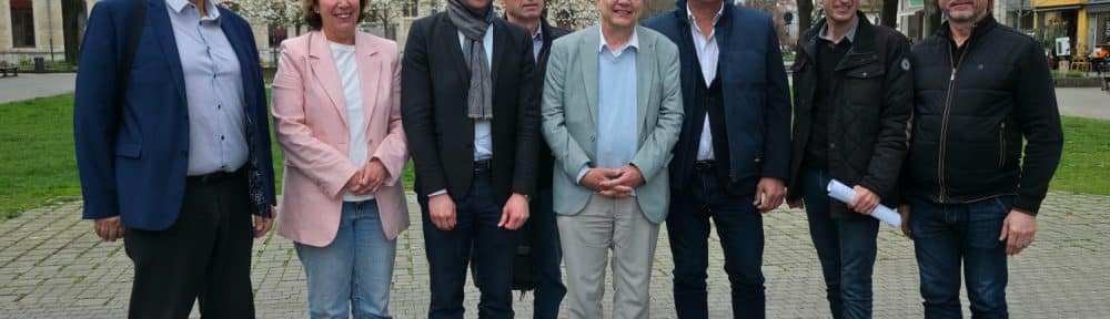 De gauche à droite : les maires des communes de Vif, Vizille, Saint-Martin-le-Vinoux, Domène,La Tronche, Seyssins, Claix et Varces. © Joël Kermabon - Place GRe'net