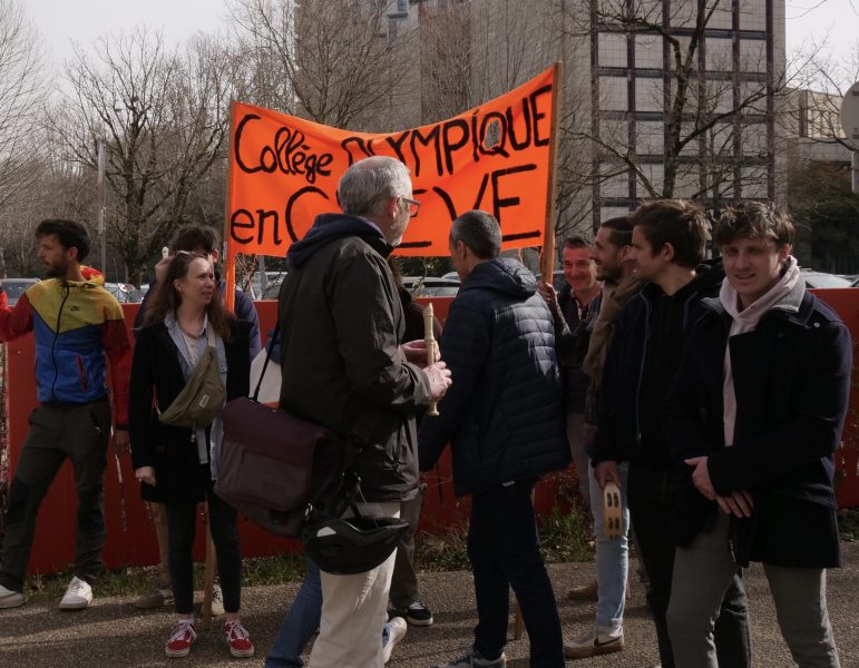 Les enseignants du collège Olympique de Grenoble étaient en grève, vendredi 7 mars 2026, pour demander entre autres, le maintien de l'ouverture de cinq classes de 3e. © Maureen Dufournet - Place Gre'net