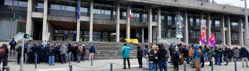 Rassemblement de manifestants pour le droit au logement en amont du conseil municipal d'installation de Laurence Ruffin. © Joël Kermabon - Place Gre'net