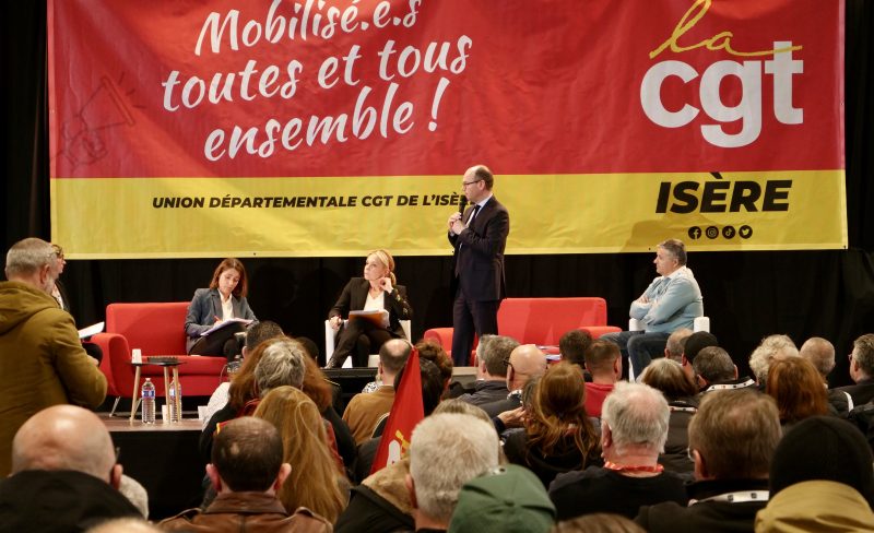 Sébastien Martin et Sophie Binet étaient présents au Pont-de-Claix pour les Assises du Made in France, jeudi 26 mars 2026. © Maureen Dufournet - Place Gre'net