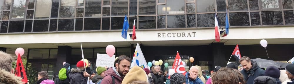 Rassemblement devant le rectorat de Grenoble pour dénoncer des fermetures de classes annoncées en Isère