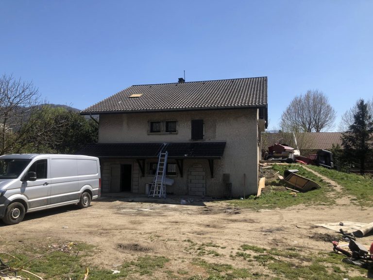 Mercredi 1ᵉʳ avril 2026, une villa squattée depuis plus de deux ans sur l’avenue Général de Gaulle à Eybens a été évacuée par les forces de l’ordre. © Compte Facebook de Nicolas Richard
