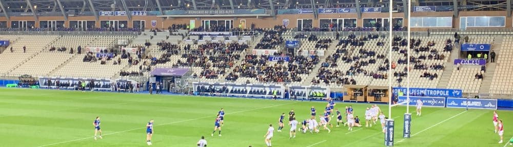 Le procès en appel n’aura rien changé. La cour d’assises d’Angoulême a confirmé, dans la nuit du 3 au 4 avril 2026, les peines de quatorze et douze ans de prison infligées à trois anciens joueurs du FC Grenoble pour viol en réunion. Ce verdict, rendu après un procès en appel à huis clos, met un terme à la révision des condamnations prononcées en 2024, mais ouvre la voie à un nouveau recours en cassation.
