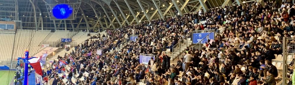 Le procès en appel n’aura rien changé. La cour d’assises d’Angoulême a confirmé, dans la nuit du 3 au 4 avril 2026, les peines de quatorze et douze ans de prison infligées à trois anciens joueurs du FC Grenoble pour viol en réunion. Ce verdict, rendu après un procès en appel à huis clos, met un terme à la révision des condamnations prononcées en 2024, mais ouvre la voie à un nouveau recours en cassation.