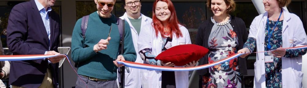 Le 2 avril 2026, le CHAI a inauguré l’unité Daniel Tammet, une structure spécialisée dans l’accueil des adultes avec un diagnostic TSA. Inauguration de l'unité Daniel Tammet, au Chai, en présence de Daniel Tammet, Édouard Bourdon (directeur du Chai), Dr. Isabelle Palacios (médecin responsable de l'unité inaugurée) et Elisabeth Gautier (présidente de la commission médicale d’établissement). © Maureen Dufournet – Place Gre'net