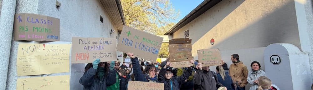 Mobilisation de parents d'élèves de l'école Ampère de Grenoble contre la fermeture d'une classe à la rentée 2026. © Parents d'élèves